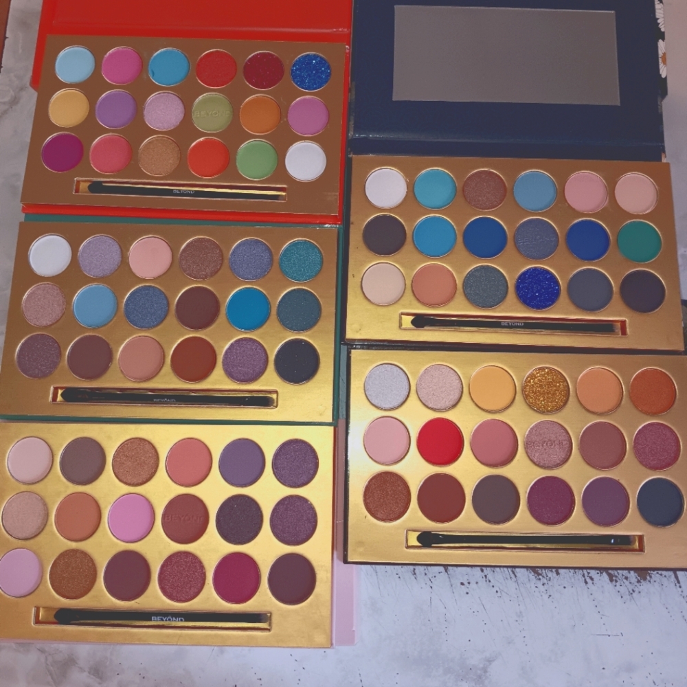 BEYOND 18 Colors Eyeshadow Palette Set of 5